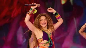 Shakira leva crianças de sua instituição para show em sua cidade natal