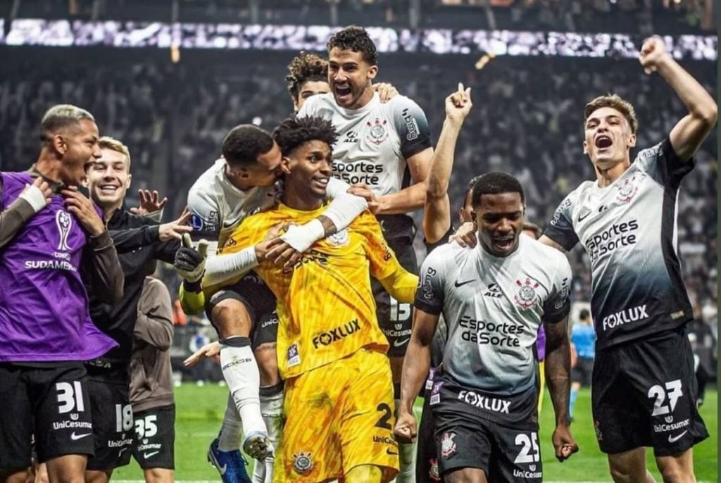 Time do Corinthians comemorando vitória