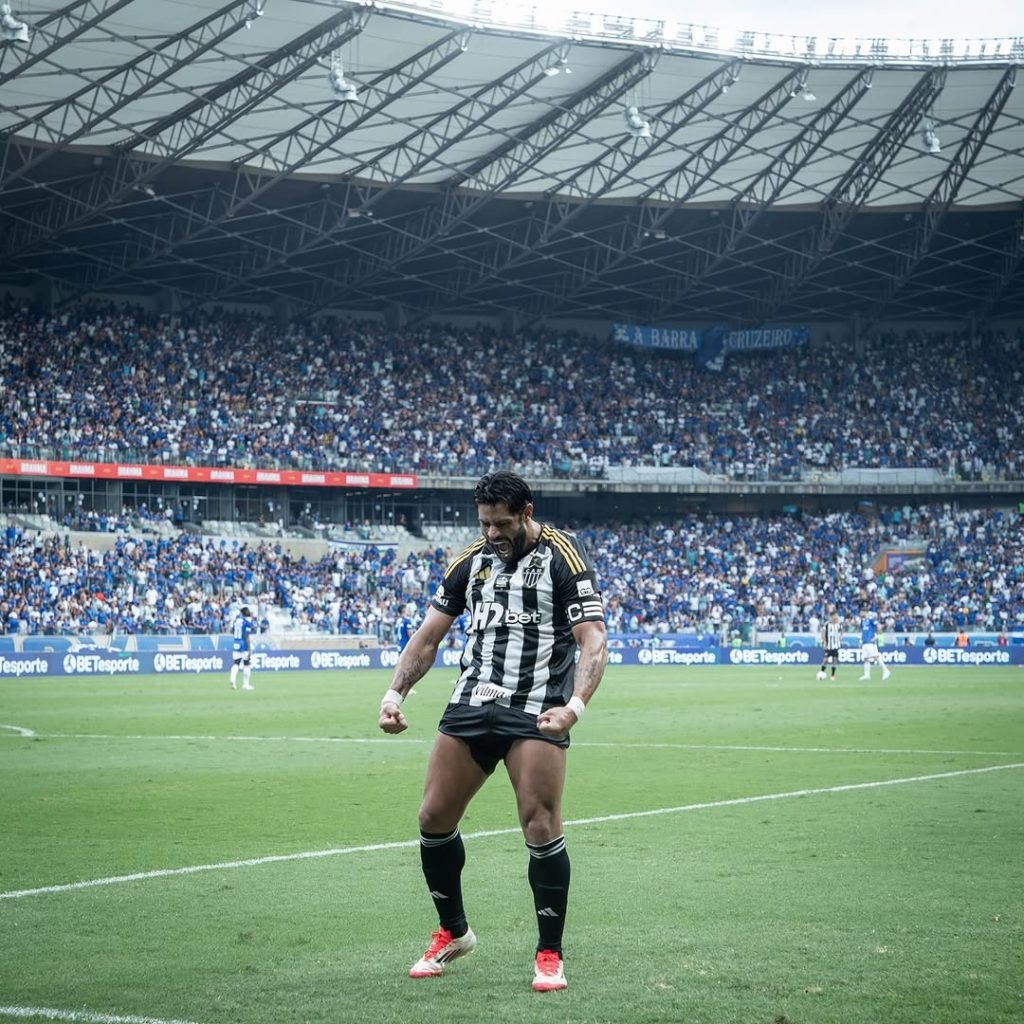 Hulk comemorando o gol contra o Cruzeiro