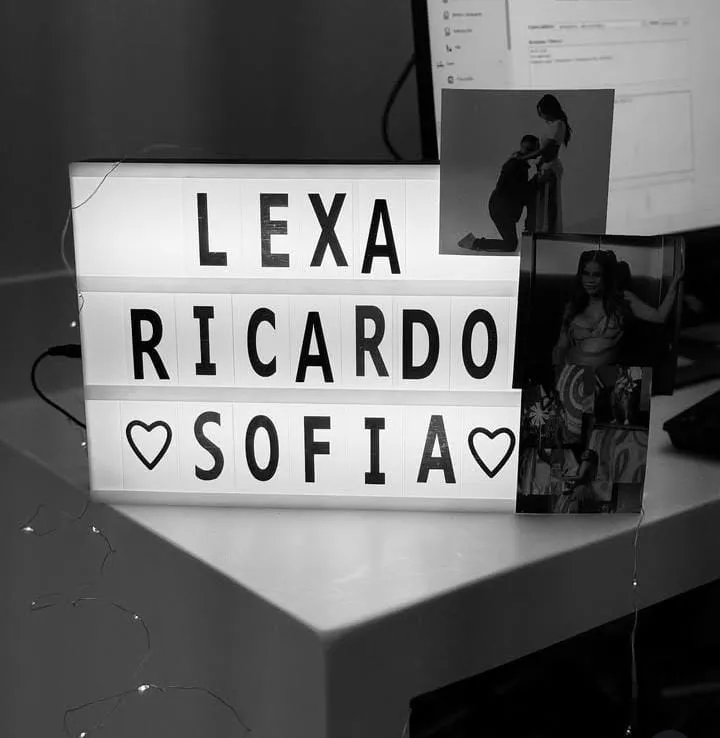 Quadro com os nome de Lexa, Ricardo e Sofia