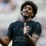 Talles Magno jogador do Corinthians gesticulando em campo