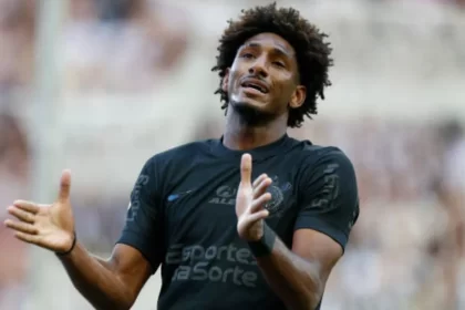 Talles Magno jogador do Corinthians gesticulando em campo