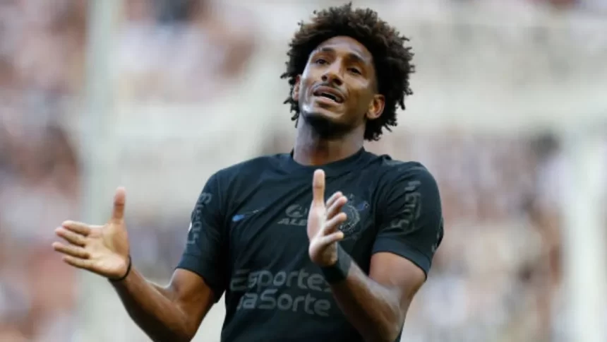 Talles Magno jogador do Corinthians gesticulando em campo