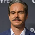 Tony Dalton em foto durante evento da série "Better Caul Saul"