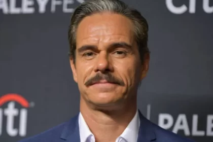 Tony Dalton em foto durante evento da série "Better Caul Saul"