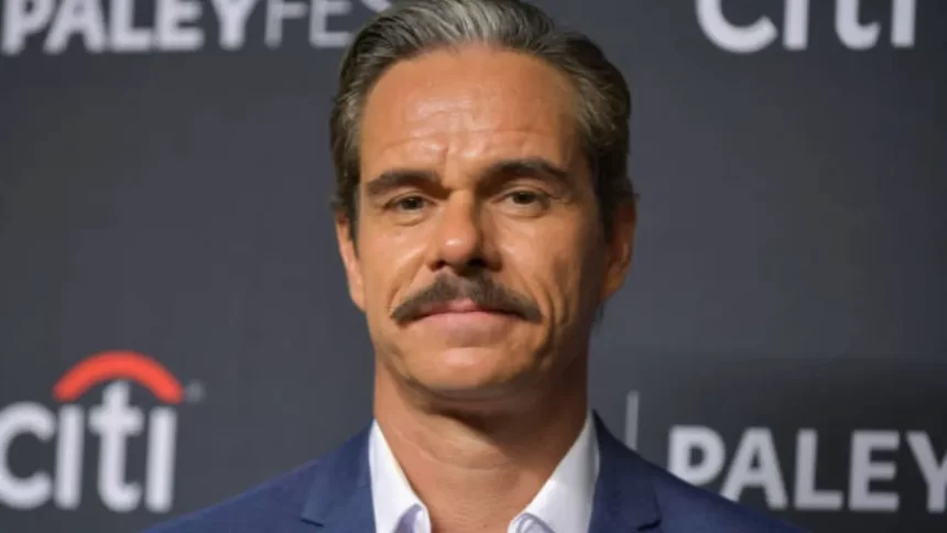 Tony Dalton em foto durante evento da série "Better Caul Saul"