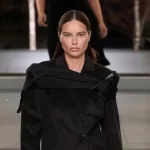 Adriana Lima brilha na passarela de Tory Burch na NYFW