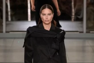 Adriana Lima brilha na passarela de Tory Burch na NYFW