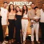 Anitta com família e amigos durante pré-estreia de "Larissa: O outro lado de Anitta"