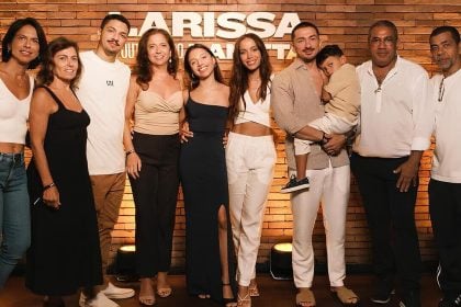 Anitta com família e amigos durante pré-estreia de "Larissa: O outro lado de Anitta"