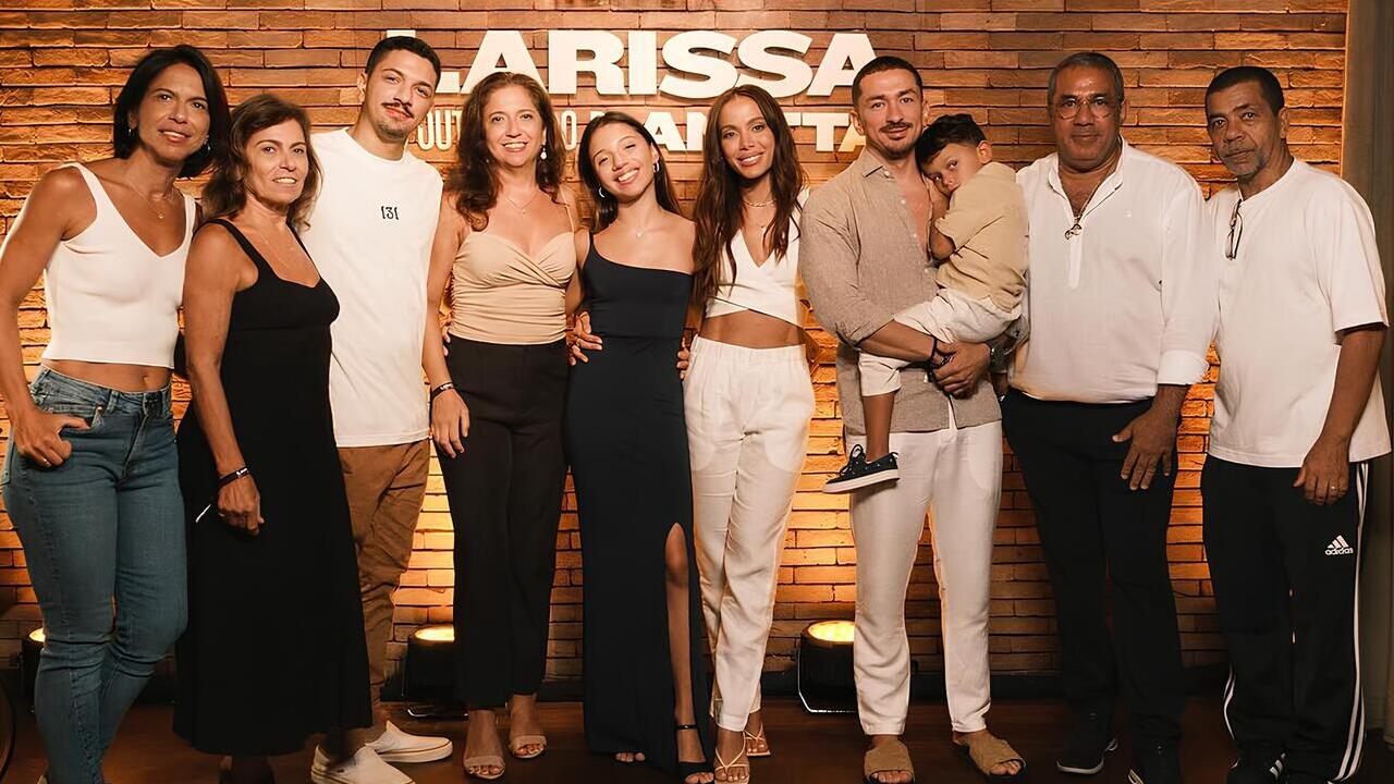 Anitta com família e amigos durante pré-estreia de "Larissa: O outro lado de Anitta"