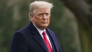 Donald Trump corta fala de Premiê britânico Keir Starmer em pergunta sobre anexo do Canadá