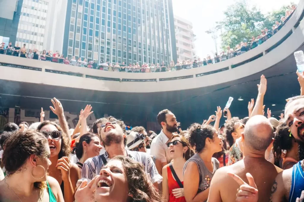 Grupo de pessoas curtindo o bloco paulista "Tarado Ni Você", considerado um dos mais famosos da região