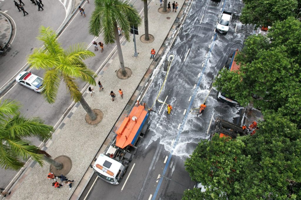 Limpeza após o bloco de rua