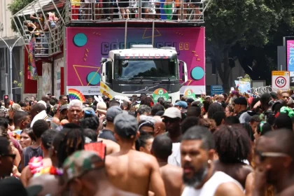 Muito lixo é espalhado durante desfile de blocos carnavalescos