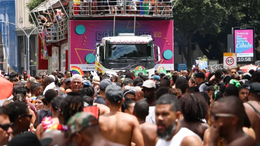 Muito lixo é espalhado durante desfile de blocos carnavalescos