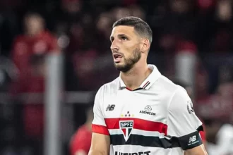 Calleri com a camisa do São Paulo