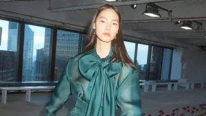 Carolina Herrera encanta NYFW com desfile floral