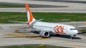 Carro de manutenção colide com avião durante decolagem no Galeão