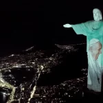 Cristo Redentor com imagem do papa projetada