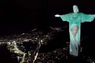 Cristo Redentor com imagem do papa projetada