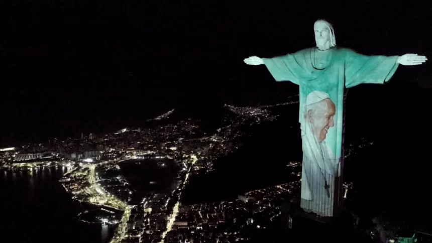 Cristo Redentor com imagem do papa projetada