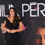 Karla durante tapete vermelho em conferência de "Emilia Perez"