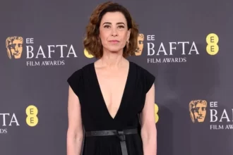 Fernanda Torres brilha no BAFTA 2025 com vestido exclusivo da Dior