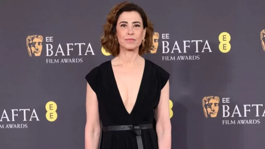 Fernanda Torres brilha no BAFTA 2025 com vestido exclusivo da Dior