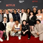 Elenco de "Cobra Kai" no lançamento da sexta temporada.