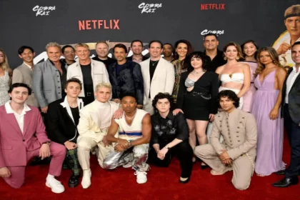 Elenco de "Cobra Kai" no lançamento da sexta temporada.