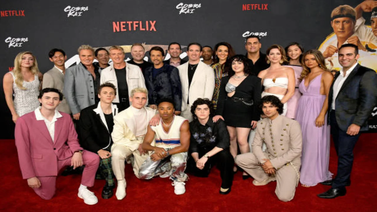 Elenco de "Cobra Kai" no lançamento da sexta temporada.