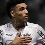 Igor Jesus em jogo do Botafogo