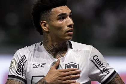 Igor Jesus em jogo do Botafogo