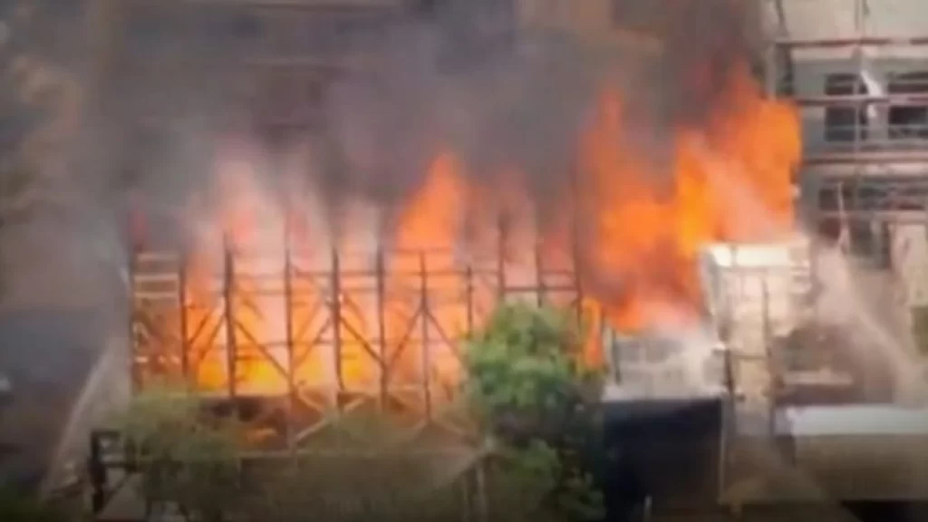 Incêndio destrói parte da cidade cenográfica da Globo