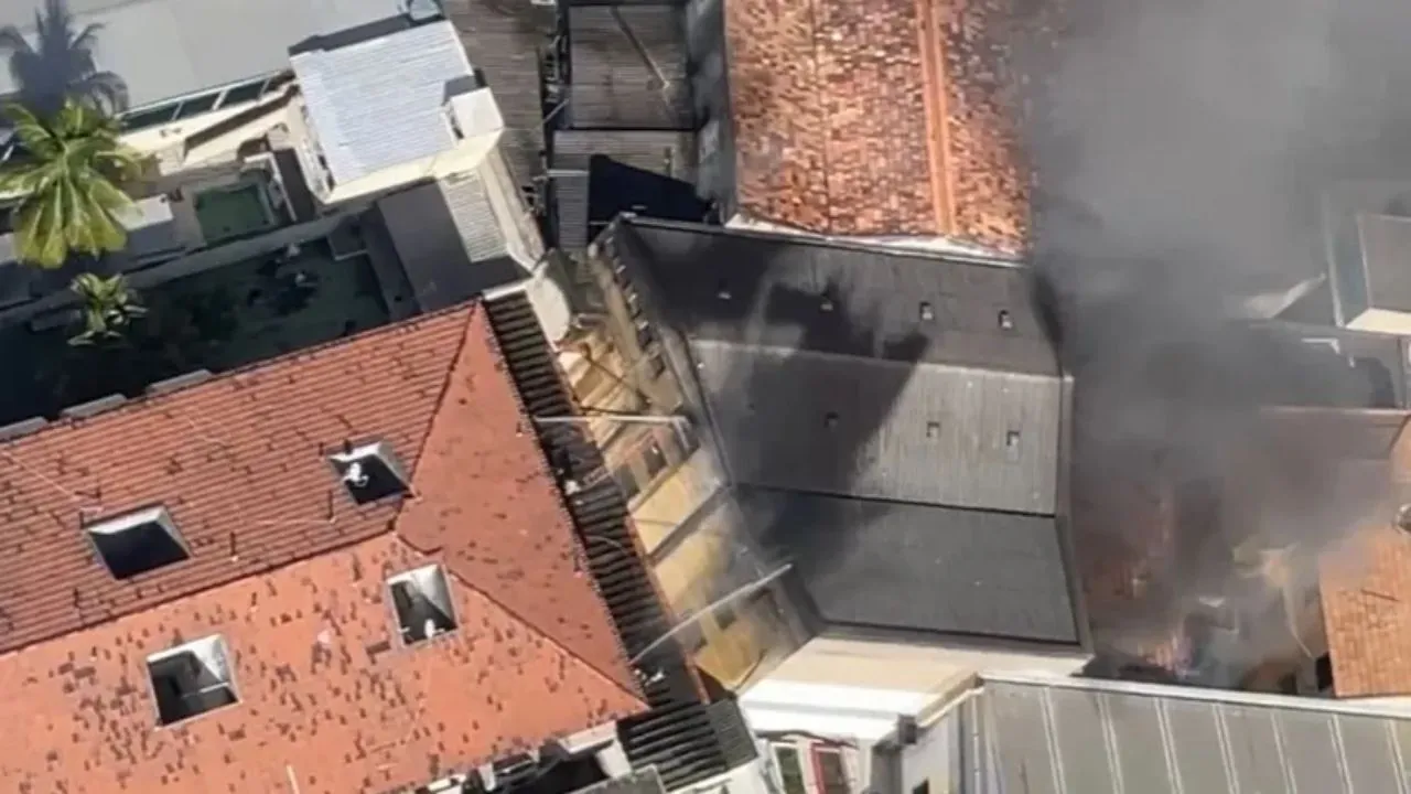 Incêndio em fábrica no Rio afeta escolas de samba do Carnaval 2025