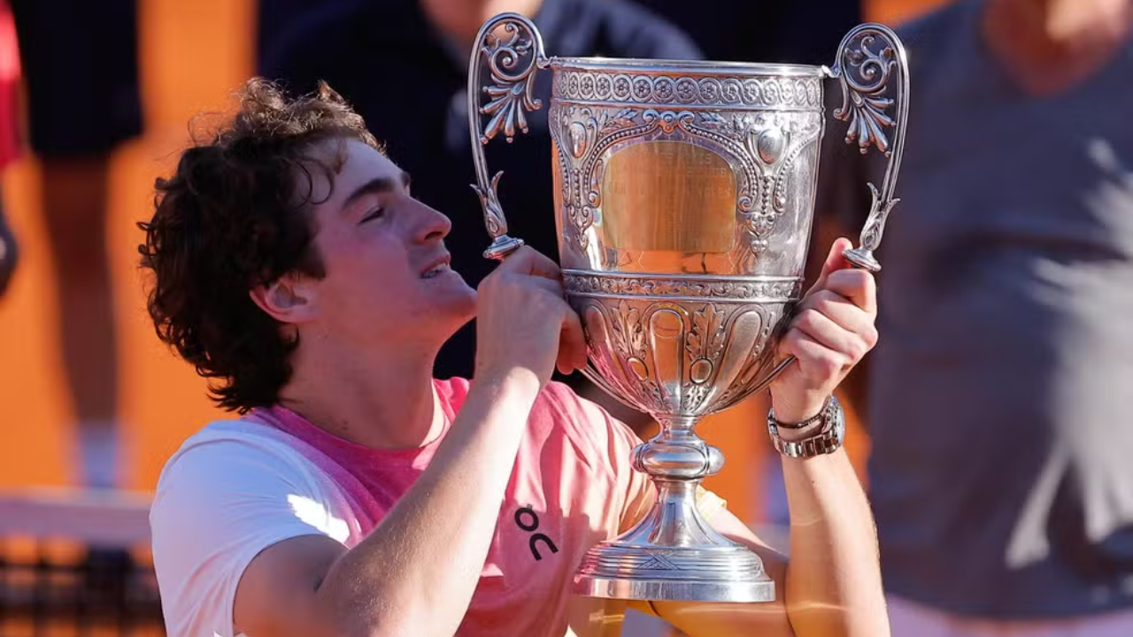 João Fonseca, campeão do ATP 250 de Buenos Aires, comemora a ascensão de 77 posições no ranking global após sua vitória