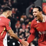 Salah e Van Dijk comemorando o gol