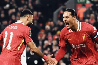 Salah e Van Dijk comemorando o gol