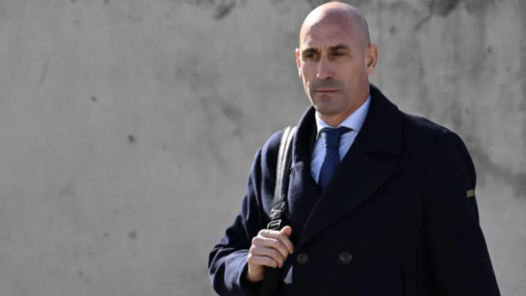 Justiça espanhola condena Luis Rubiales por beijo forçado, mas evita prisão