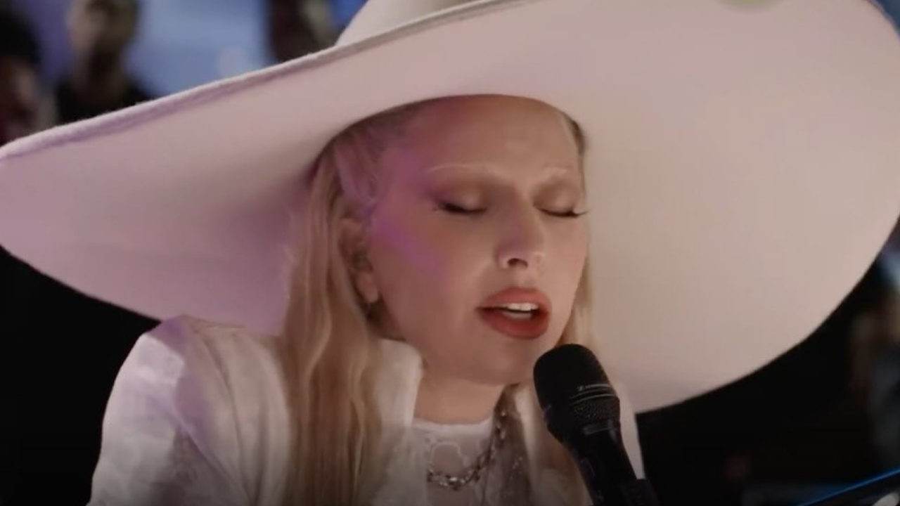 Lady Gaga peforma ‘Hold My Hand’ no começo do Super Bowl 2025