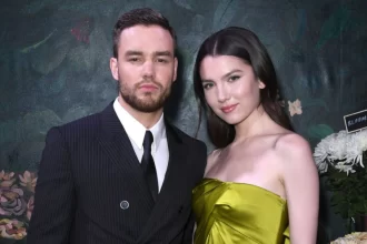 Liam e Maya em jantar de gala