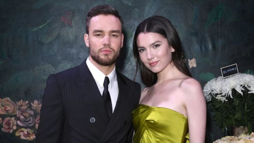 Liam e Maya em jantar de gala