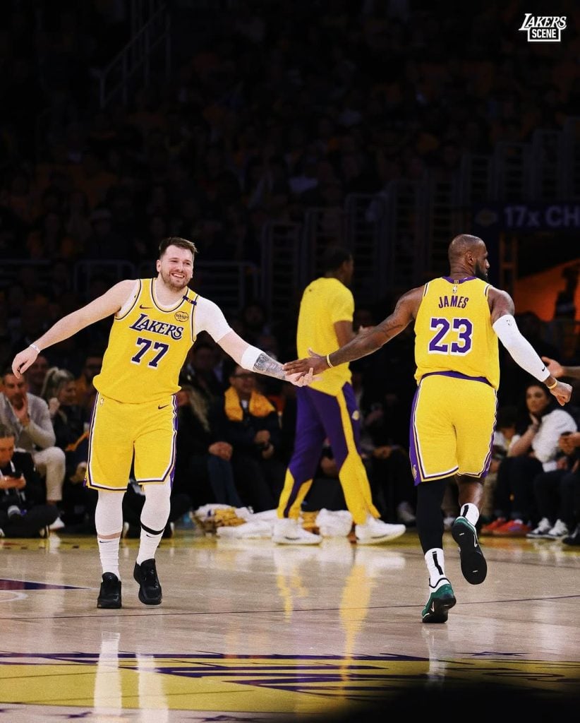 Luka Doncic em sua estreia pelos Los Angeles Lakers e LeBron James.