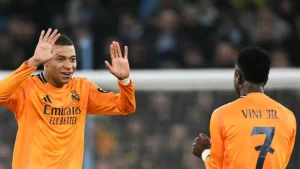 Mbappé marca gol esquisito e leva torcedores à loucura em jogo da Champions 