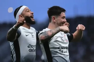 Memphis Depay acionou uma cláusula contratual e assumiu a camisa 10 do Corinthians, deixando Rodrigo Garro com a histórica 8