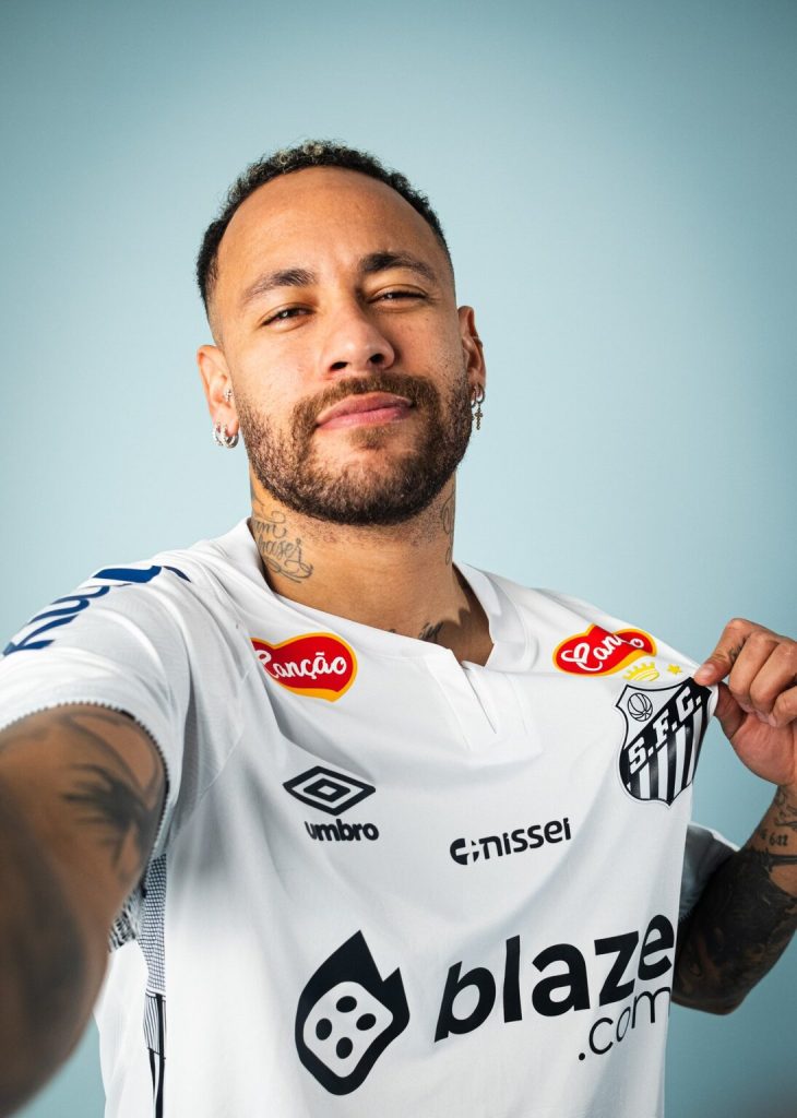 Neymar posa com a camisa do Santos, clube que o revelou para o mundo 