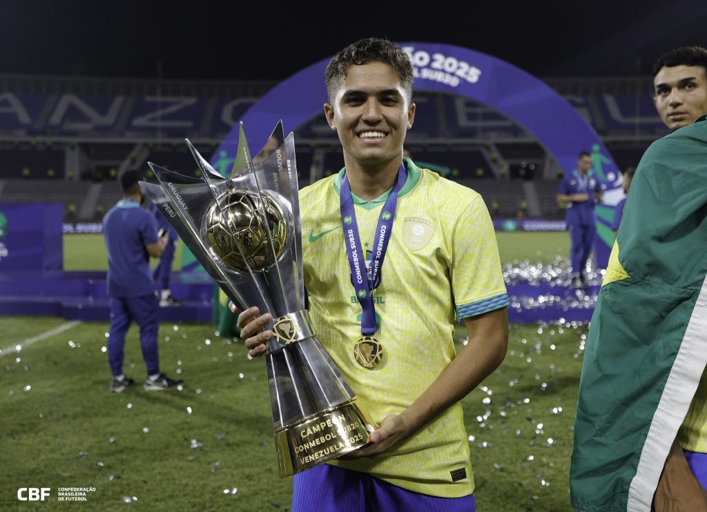 Paulinho, lateral-direito do Brasil, com o troféu de campeão