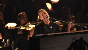 Grammy 2025: Chris Martin presta homenagem a artistas falecidos