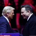 O fundador da Tesla, Elon Musk ao lado do presidente Donald Trump, durante um comício